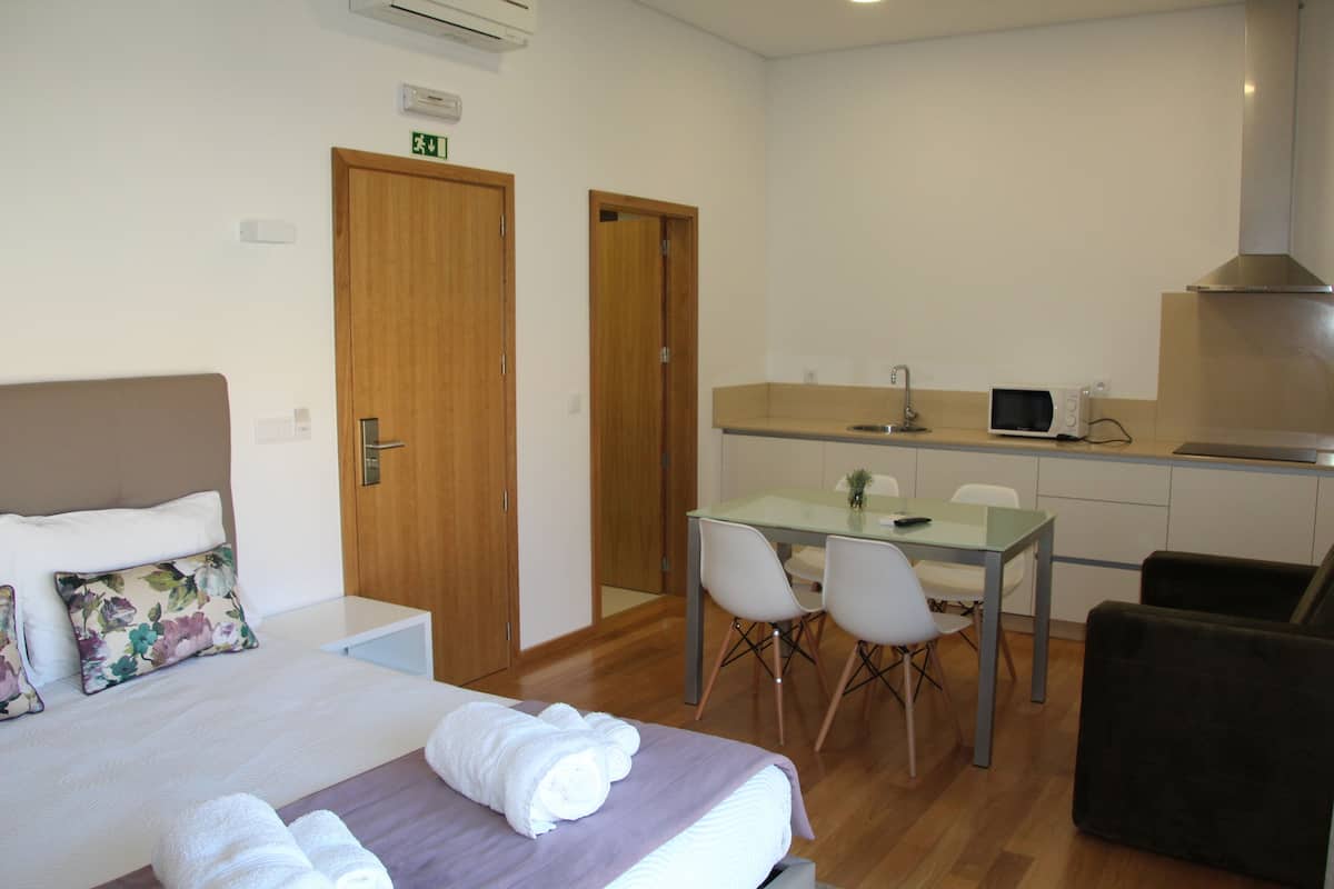 Standard Studio, Kitchenette | Minibar, blackout drapes, soundproofing, free cribs/infant beds