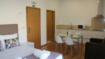 Estudio estándar, cocineta | Minibar, cortinas blackout, insonorización y cunas gratuitas