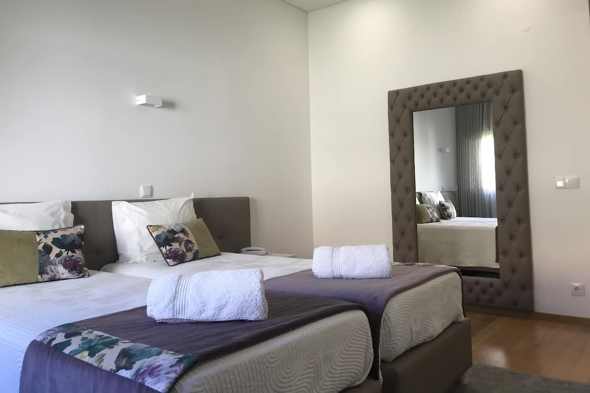 Twin Room (Acessible) | Minibar, blackout drapes, soundproofing, free cribs/infant beds