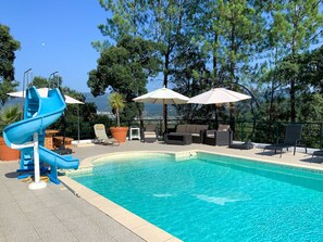 Utendørsbasseng og et oppvarmet basseng