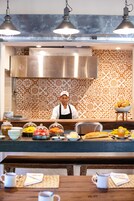 Café da manhã com buffet grátis todos os dias