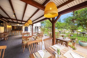 Aperto a colazione, pranzo e cena, cucina locale e internazionale