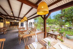 Se sirven desayunos, almuerzos, cenas y cocina local e internacional 