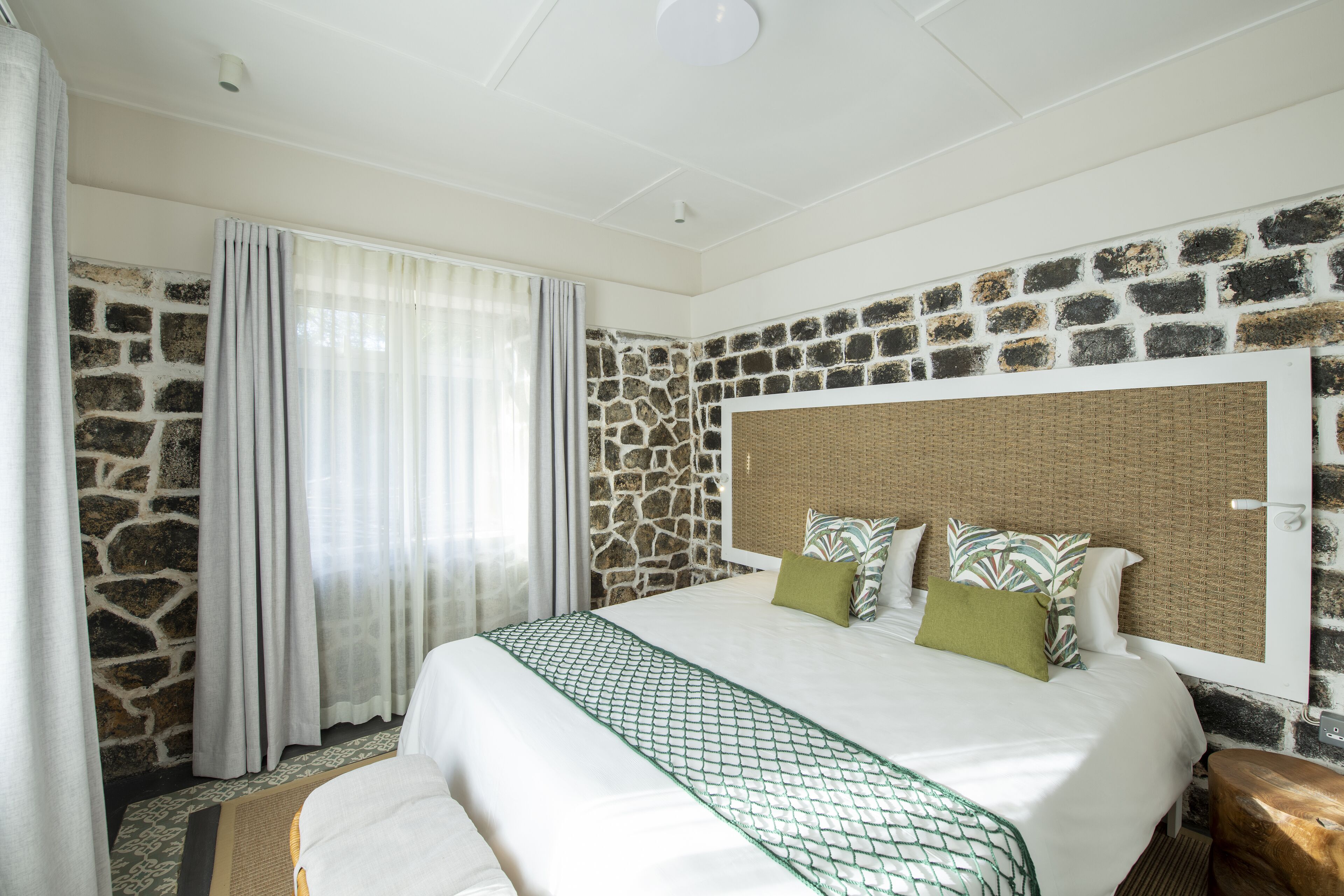 Ropa de cama de alta calidad y minibar 