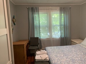 3 bedrooms, individually decorated, individually furnished, desk