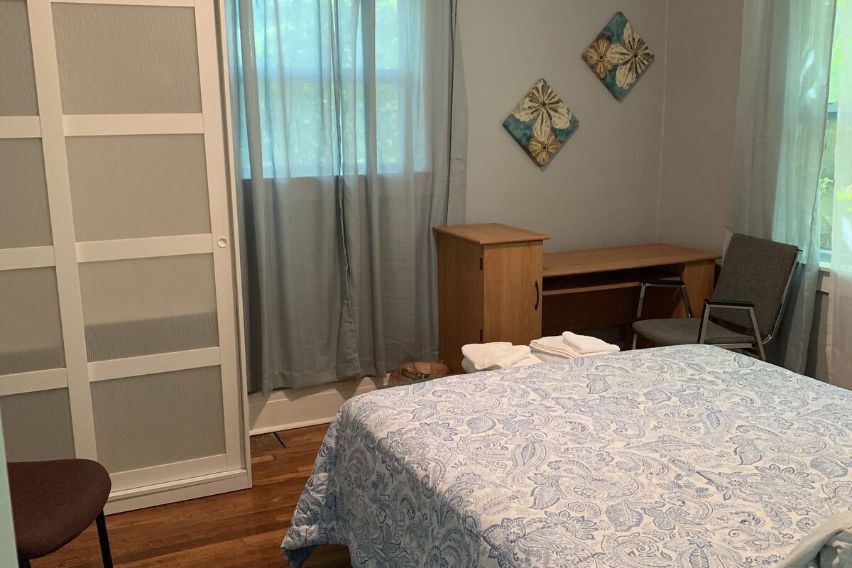3 bedrooms, desk, laptop workspace, iron/ironing board (on request)