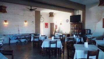 Café da manhã com buffet grátis todos os dias