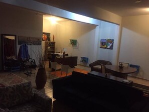 Escriptori, espai de treball apte per a portàtils i cortines opaques