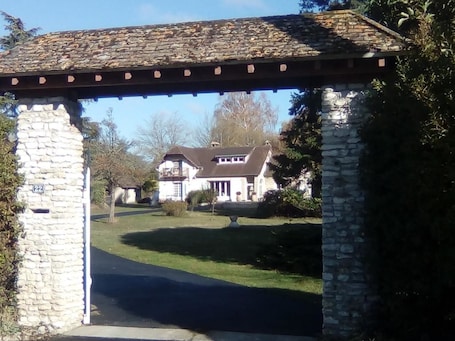 Vista frontal de la propiedad