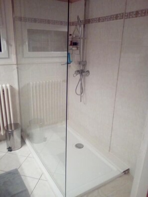 Dusche im Bad
