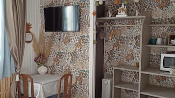 Klassieke driepersoonskamer, gemeenschappelijke badkamer | Individueel gedecoreerd, individueel gemeubileerd, gratis wifi