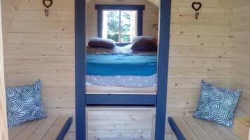 Tweepersoonskamer, uitzicht op tuin | Individueel gedecoreerd, individueel gemeubileerd, beddengoed