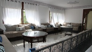 Villa | Wohnzimmer | 42-Zoll-LCD-Fernseher mit Satellitenempfang, Fernseher