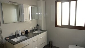 Villa | Badezimmer | Duschwanne, kostenlose Toilettenartikel, Handtücher, Seife