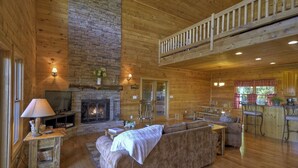 Cabin | Living room - Scenic RendezView (Morganton)