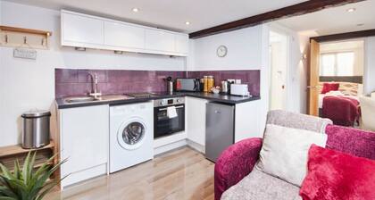 Gartenblick: Ein helles, modernes Apartment in der Nähe des Flughafens East Midlands