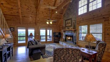 TV layar datar, perapian, dan pemutar DVD