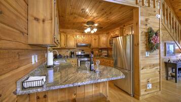 Lemari es, microwave, kompor, dan mesin pencuci piring