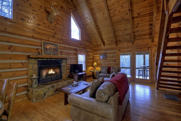 キャビン | リビングルーム | 薄型テレビ、暖炉、DVD プレーヤー