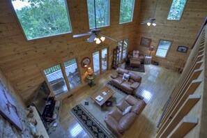 Mökki | Olohuone | Taulutelevisio, takka, DVD-soitin