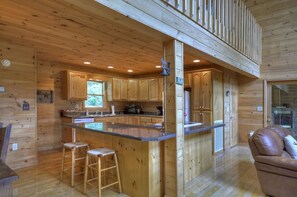 Mökki | Yksityinen keittiö | Jääkaappi, mikroaaltouuni, liesi, astianpesukone