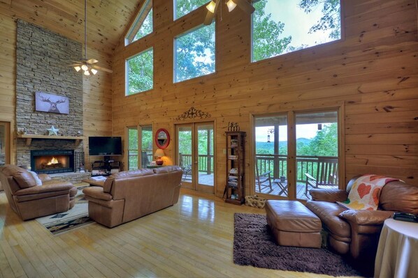 Mökki | Olohuone | Taulutelevisio, takka, DVD-soitin