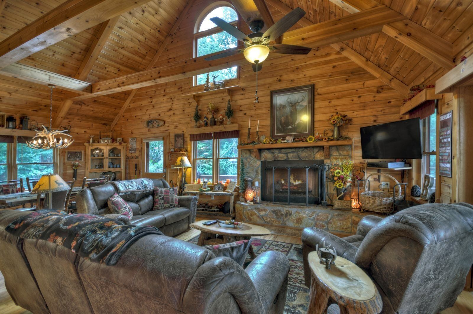 Cabaña | Sala de estar | Televisión de pantalla plana, chimenea y reproductor de DVD 