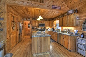 Cabin | Private kitchen | Fridge, microwave, stovetop, dishwasher - Antler Ridge (Morganton)