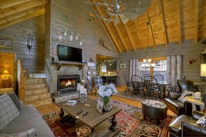 小屋 | 客厅 | 平板电视、壁炉、DVD 播放器