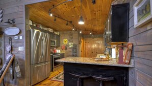 Cabin | Private kitchen - Bear Retreat (Blue Ridge)
