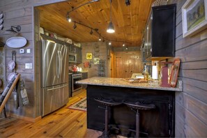 Cabin | Private kitchen | Stovetop, dishwasher, cookware/dishes/utensils