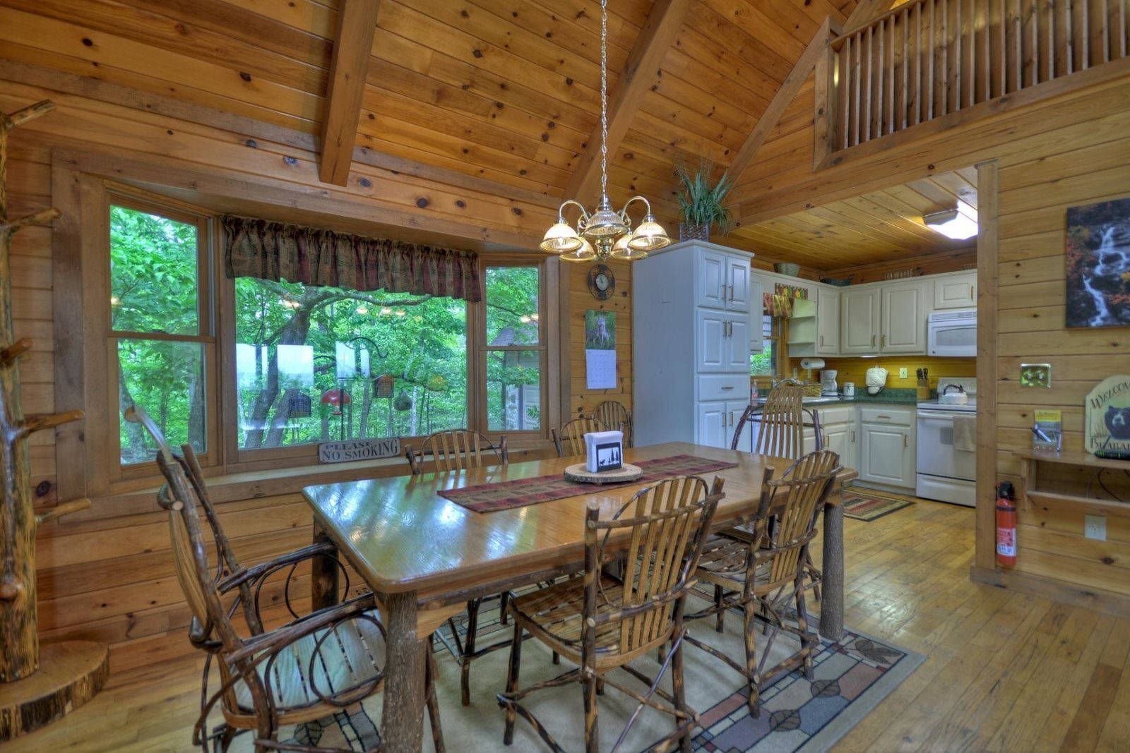 Mökki | Yksityinen keittiö | Jääkaappi, mikroaaltouuni, liesi, astianpesukone