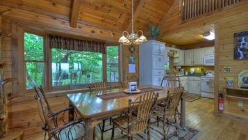 Mökki | Yksityinen keittiö | Jääkaappi, mikroaaltouuni, liesi, astianpesukone