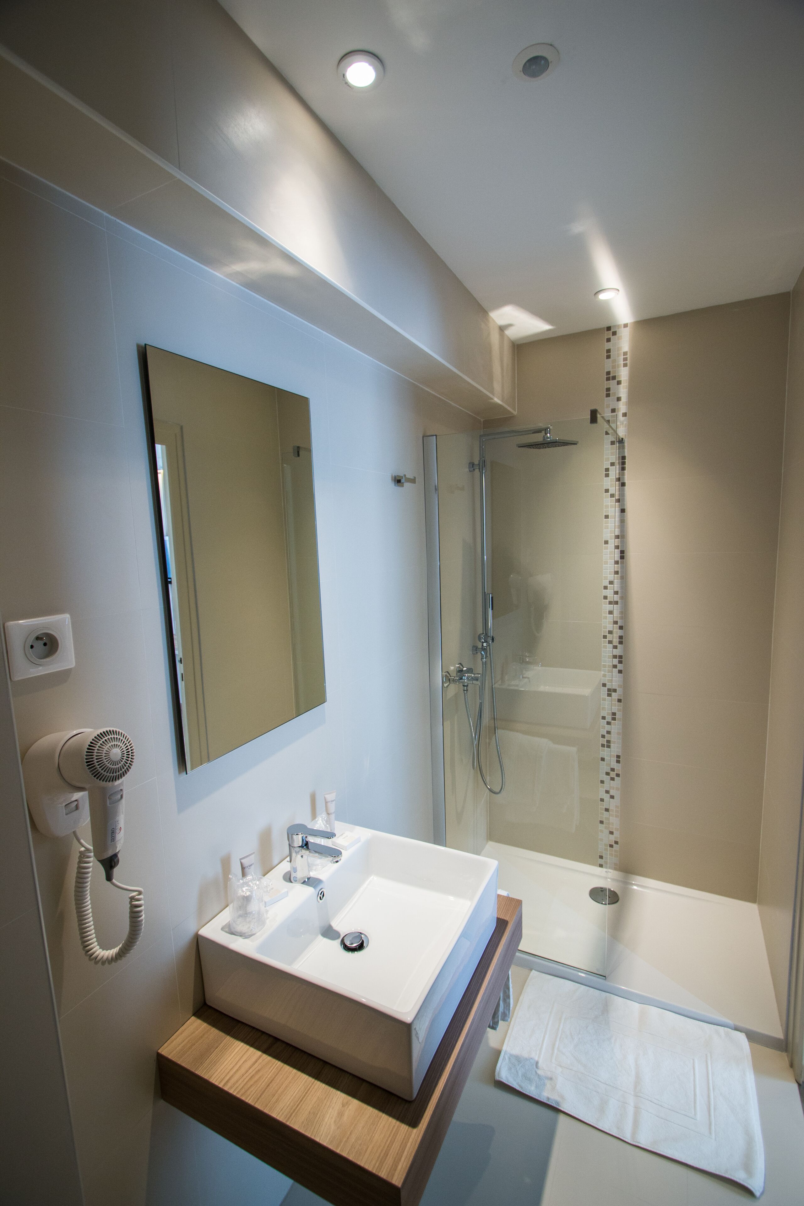 city double or twin room, 2 bedrooms, non smoking | bathroom | free toiletries, hair dryer, towels