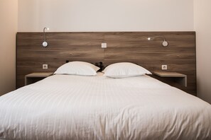 Desk, free WiFi, bed sheets - Hotel Les Voyageurs (Modane)