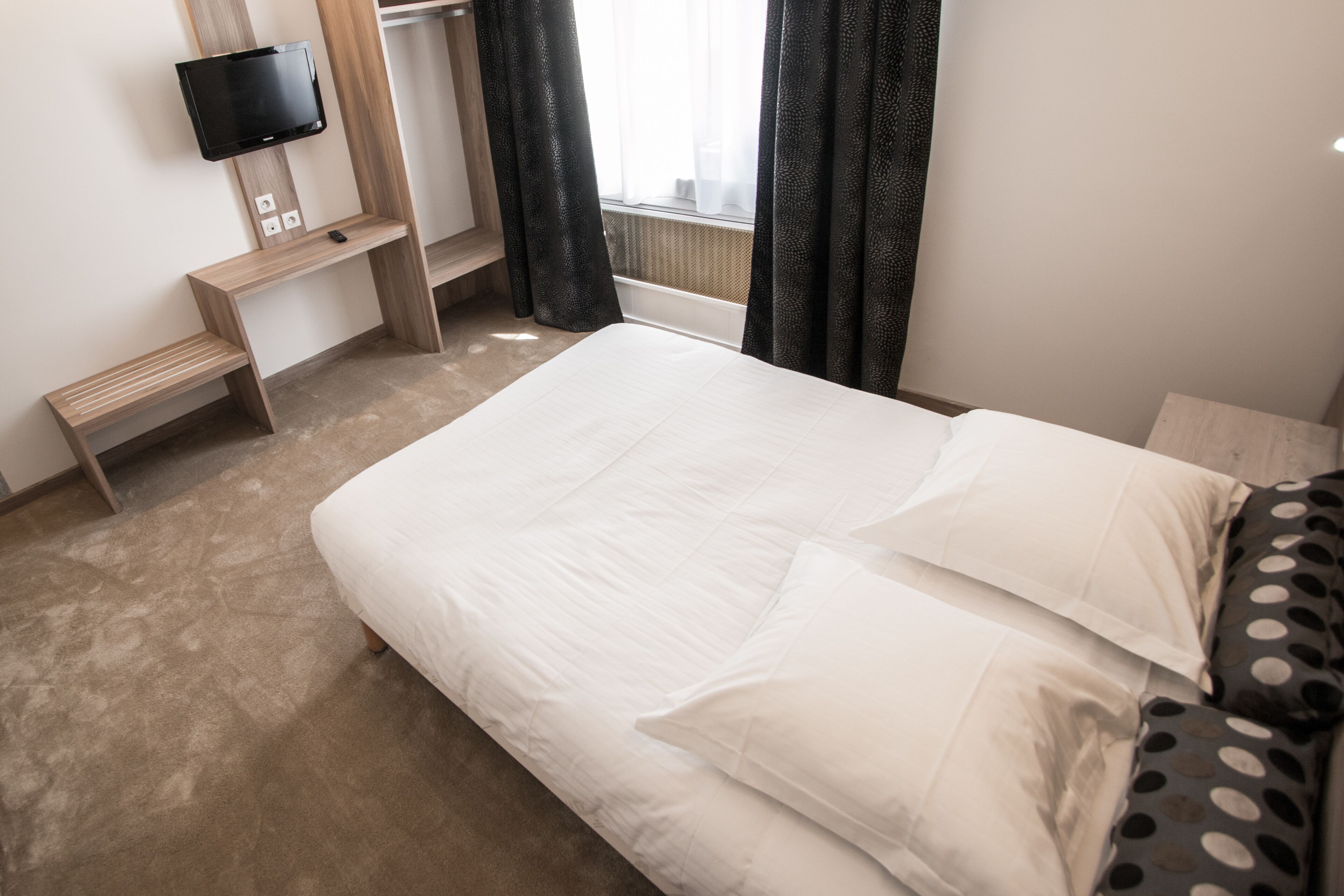 business double room, 1 double bed, non smoking | 1 bedroom, desk, free wifi, bed sheets