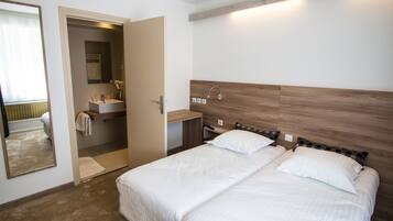 Quarto casal ou duplo urbano, 2 quartos, para não fumantes | Escrivaninha, Wi-Fi de cortesia, roupa de cama