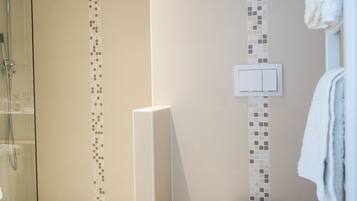 Ein modernes Badezimmer mit Duschkabine, Toilette und Waschbecken.