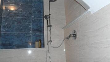 Deluxe-Doppelzimmer | Badezimmer | Badewanne, Haartrockner, Handtücher, Seife