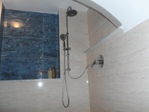 Deluxe-Doppelzimmer | Badezimmer | Badewanne, Haartrockner, Handtücher, Seife