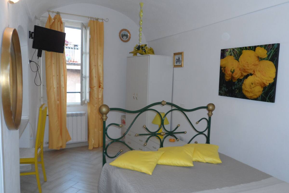 Double Room | WiFi (free), individually decorated, individually furnished, bed sheets