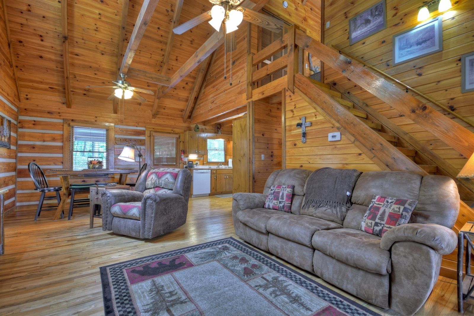 Televisión de pantalla plana, chimenea y reproductor de DVD 