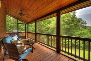 Cabin | Balcony - Bear Dance (Morganton)