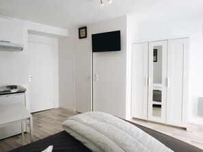 1 bedroom, iron/ironing board, WiFi, bed sheets - Small Flat  - Close to Convention (Paris)