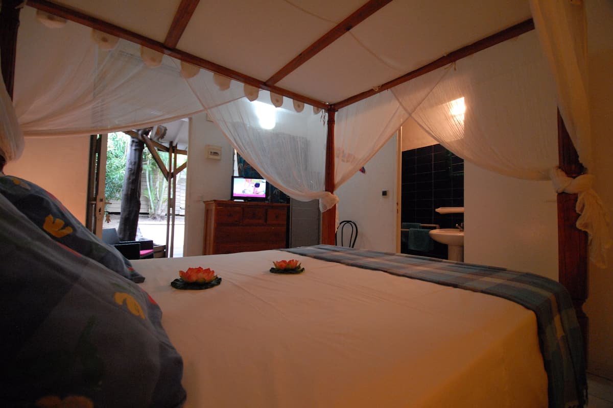 Romantische bungalow (1) | Luxe beddengoed, verduisterende gordijnen, gratis wifi