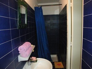 Standard Twin Room (1) | Bilik Mandi | Pancuran mandi, kelengkapan dandanan diri percuma, tuala disediakan 
