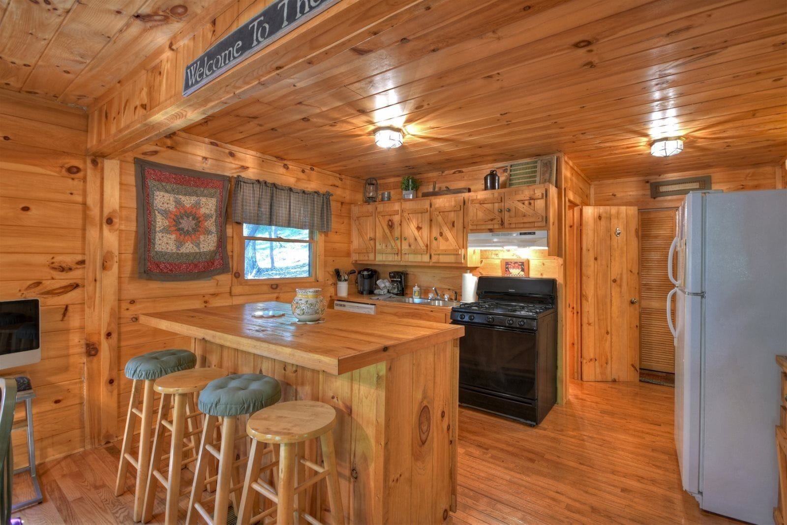 Cabin | Private kitchen | Fridge, microwave, stovetop, dishwasher