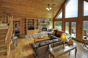 Flat-screen TV, fireplace, DVD player - Mountain Serenity (Morganton)