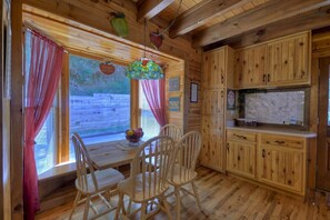Ferienhütte | Eigene Küche | Kühlschrank, Mikrowelle, Herdplatte, Geschirrspüler