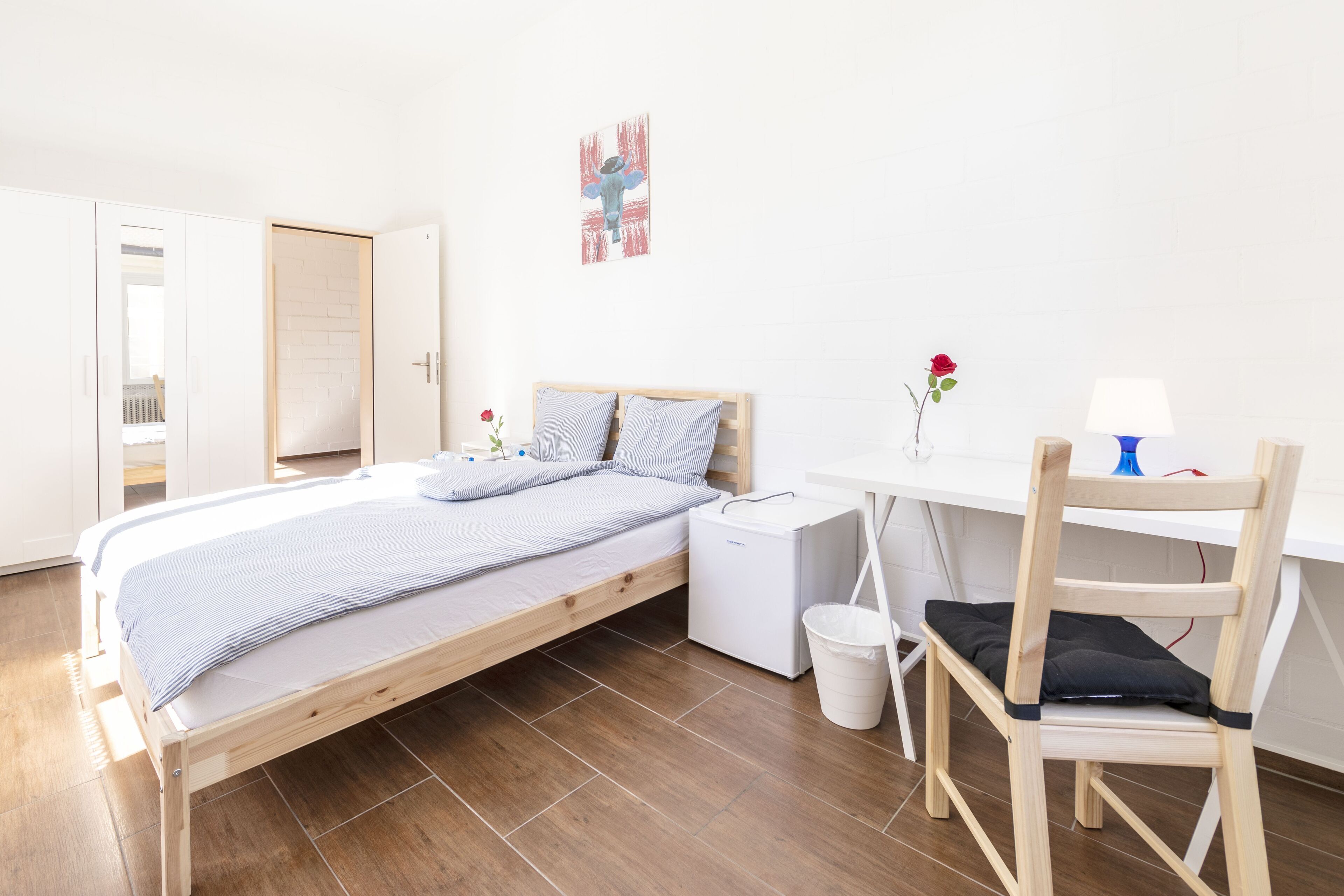 Escritorio y espacio para trabajar con un portátil